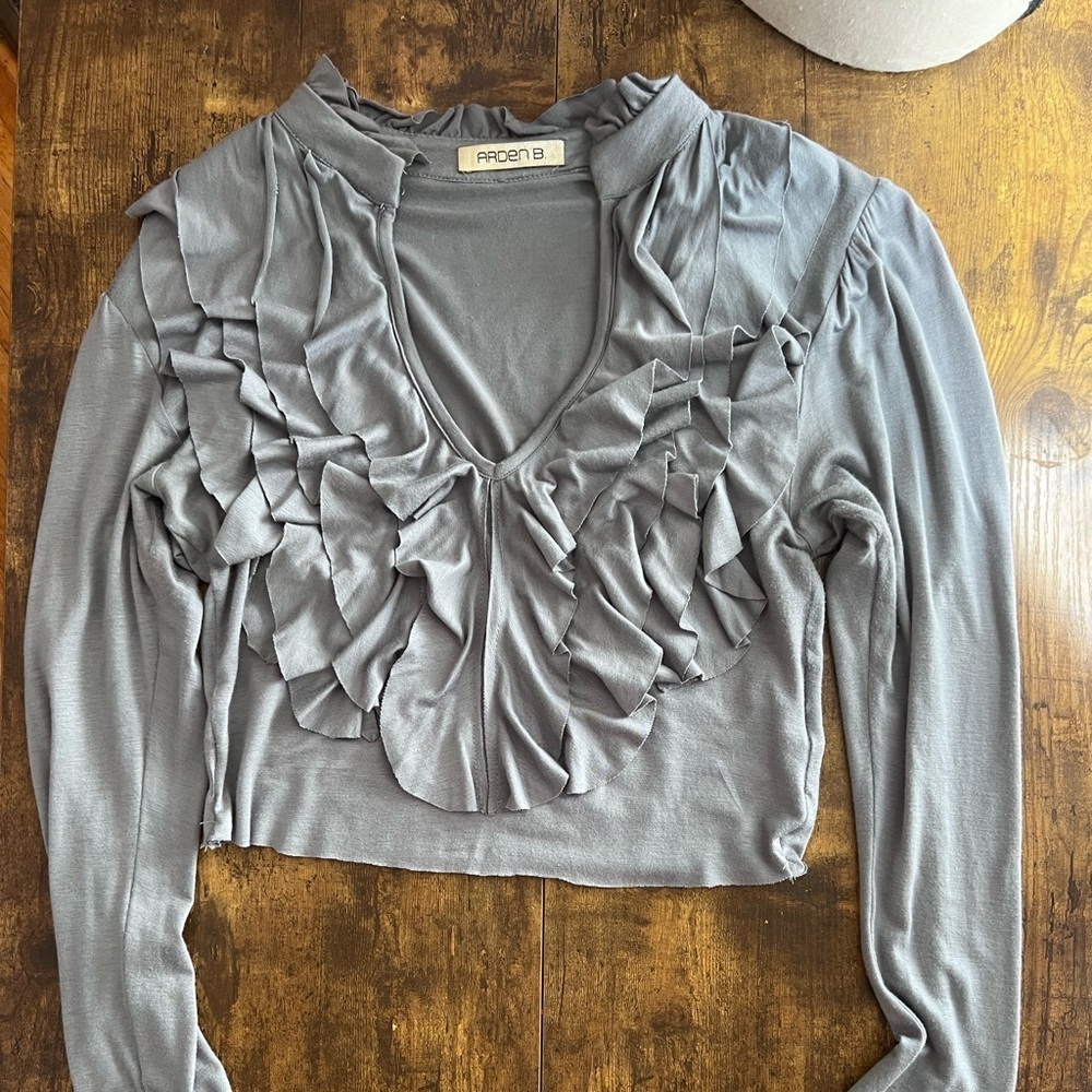 ruffled SZ M Arden B, elephant gray,, crop top blouse. - Picture 4 of 9
